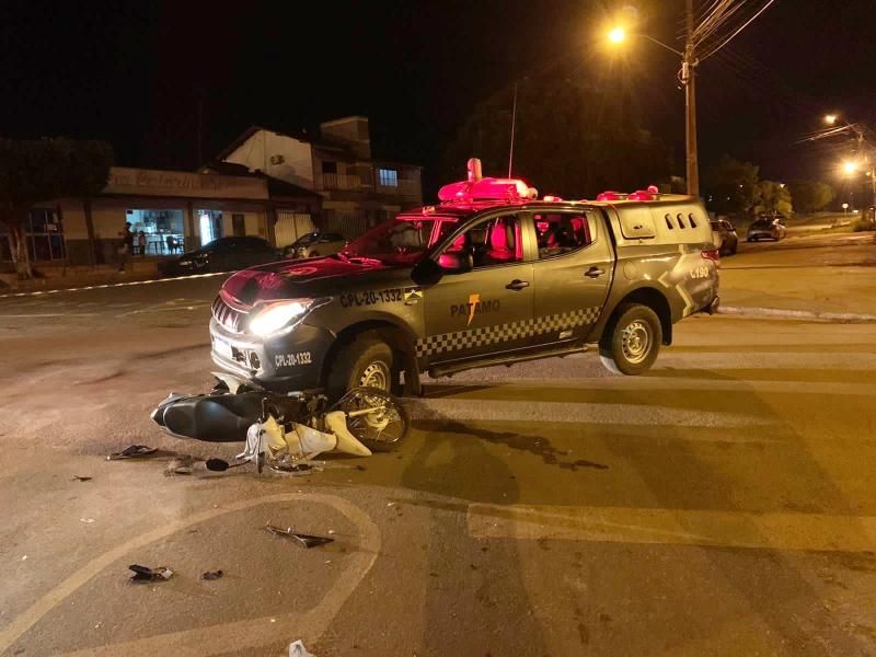 Jovem motociclista morre após colisão com viatura da PM em Cacoal Jovem motociclista morre após colisão com viatura da PM em Cacoal