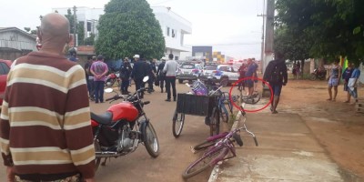 Ladrão com tornozeleira dá tiro e assalta farmácia, foge, mas acaba preso após ser atropelado por testemunha em RO Ladrão com tornozeleira dá tiro e assalta farmácia, foge, mas acaba preso após ser atropelado por testemunha em RO