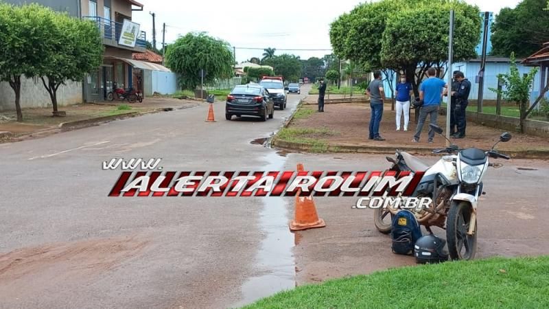 Motociclista é socorrido com suspeita de fratura apos colidir em carro que trafegava pela contramão no bairro Cidade Alta em Rolim de Moura Motociclista é socorrido com suspeita de fratura apos colidir em carro que trafegava pela contramão no bairro Cidade Alta em Rolim de Moura