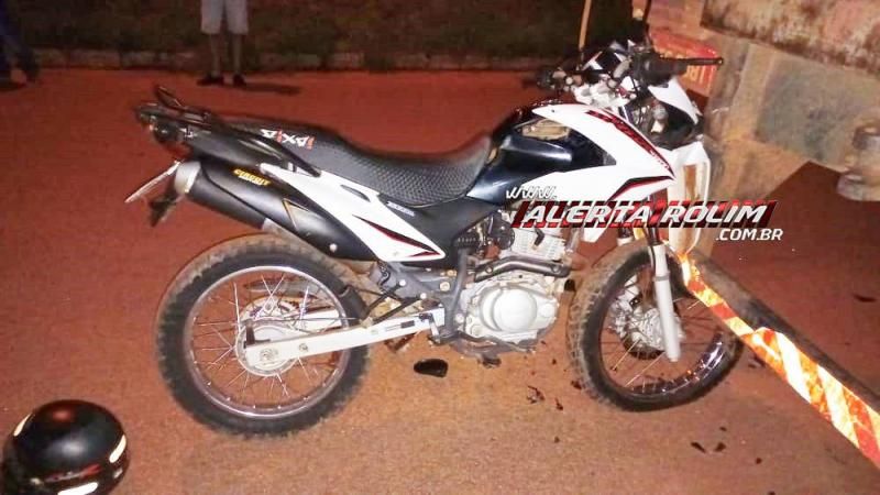 Motociclista foi socorrido pelos bombeiros com suspeita de traumatismo craniano, após colidir na traseira de uma carroceria de caminhão que estava estacionada em Rolim de Moura Motociclista foi socorrido pelos bombeiros com suspeita de traumatismo craniano, após colidir na traseira de uma carroceria de caminhão que estava estacionada em Rolim de Moura