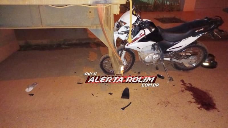 Motociclista foi socorrido pelos bombeiros com suspeita de traumatismo craniano, após colidir na traseira de uma carroceria de caminhão que estava estacionada em Rolim de Moura Motociclista foi socorrido pelos bombeiros com suspeita de traumatismo craniano, após colidir na traseira de uma carroceria de caminhão que estava estacionada em Rolim de Moura