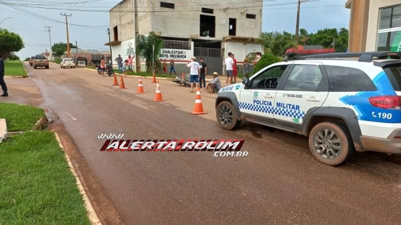 Motociclista sofre ferimento grave na cabeça após colidir contra carro nesta tarde de domingo em Rolim de Moura - Vídeo Motociclista sofre ferimento grave na cabeça após colidir contra carro nesta tarde de domingo em Rolim de Moura - Vídeo