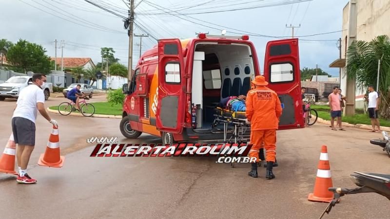Motociclista sofre ferimento grave na cabeça após colidir contra carro nesta tarde de domingo em Rolim de Moura - Vídeo Motociclista sofre ferimento grave na cabeça após colidir contra carro nesta tarde de domingo em Rolim de Moura - Vídeo