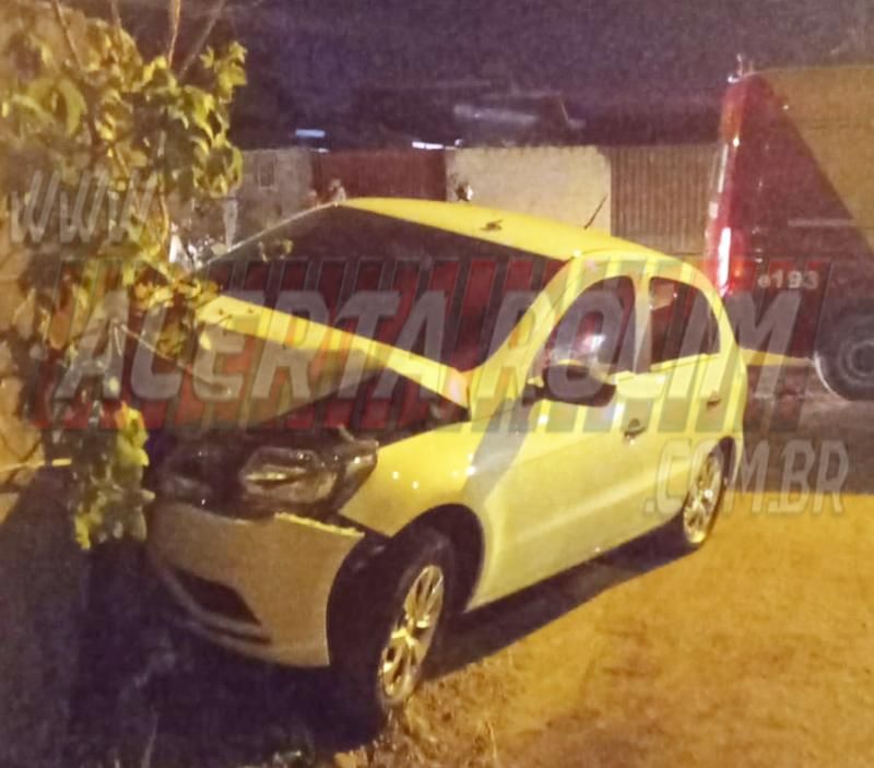 Motorista de carro atingiu muro durante a noite de segunda-feira em Rolim de Moura