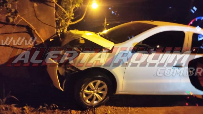 Motorista de carro atingiu muro durante a noite de segunda-feira em Rolim de Moura Motorista de carro atingiu muro durante a noite de segunda-feira em Rolim de Moura