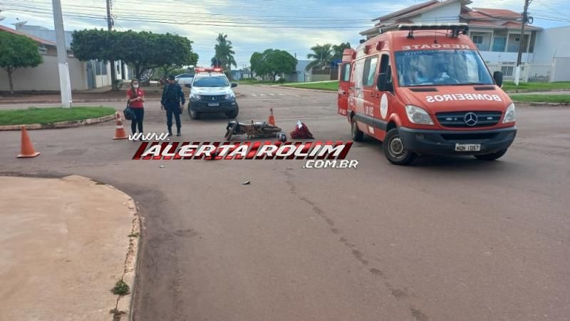 Mulher fratura braço após colisão entre carro e moto na esquina da UPA em Rolim de Moura - Video Mulher fratura braço após colisão entre carro e moto na esquina da UPA em Rolim de Moura - Video