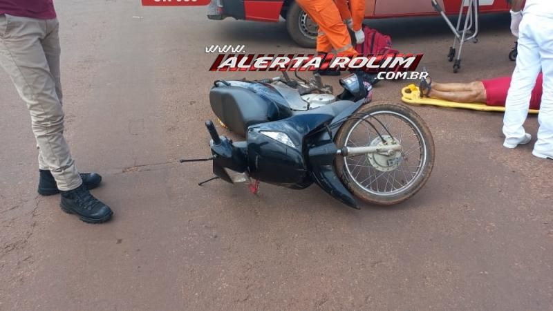 Mulher fratura braço após colisão entre carro e moto na esquina da UPA em Rolim de Moura - Video Mulher fratura braço após colisão entre carro e moto na esquina da UPA em Rolim de Moura - Video