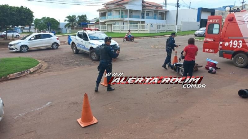 Mulher fratura braço após colisão entre carro e moto na esquina da UPA em Rolim de Moura - Video Mulher fratura braço após colisão entre carro e moto na esquina da UPA em Rolim de Moura - Video