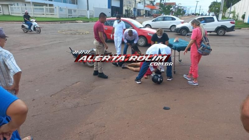 Mulher fratura braço após colisão entre carro e moto na esquina da UPA em Rolim de Moura - Video Mulher fratura braço após colisão entre carro e moto na esquina da UPA em Rolim de Moura - Video