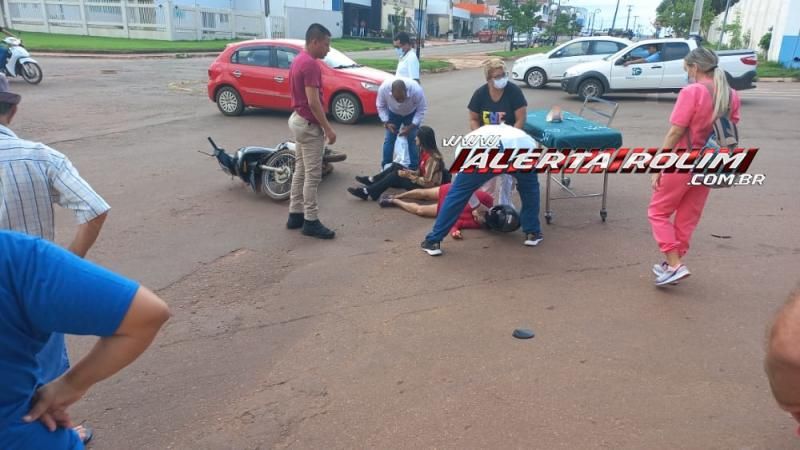Mulher fratura braço após colisão entre carro e moto na esquina da UPA em Rolim de Moura - Video Mulher fratura braço após colisão entre carro e moto na esquina da UPA em Rolim de Moura - Video