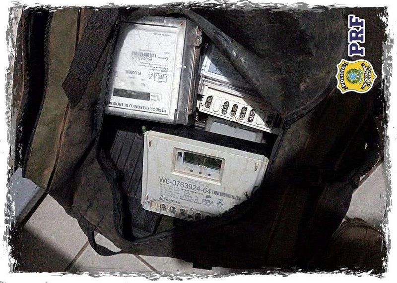 PRF flagra homem com mais de 70 lacres desviados da Energisa e dezenas de medidores em RO PRF flagra homem com mais de 70 lacres desviados da Energisa e dezenas de medidores em RO