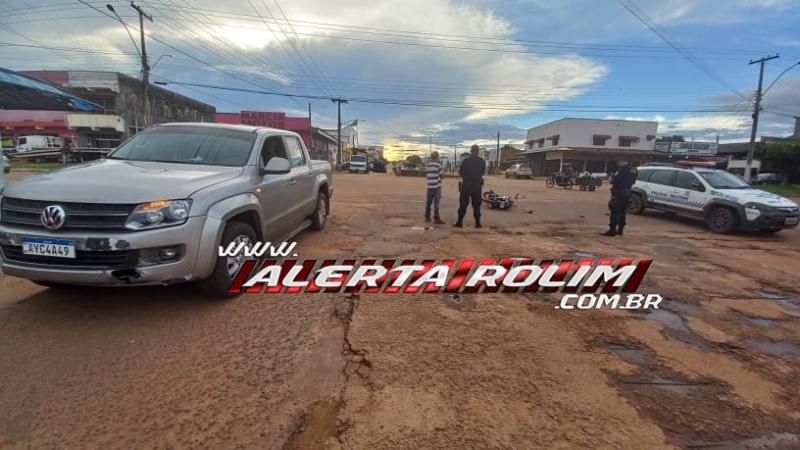 Terceiro acidente do dia envolveu caminhonete e moto e ocorreu no Centro de Rolim de Moura - Vídeo Terceiro acidente do dia envolveu caminhonete e moto e ocorreu no Centro de Rolim de Moura - Vídeo