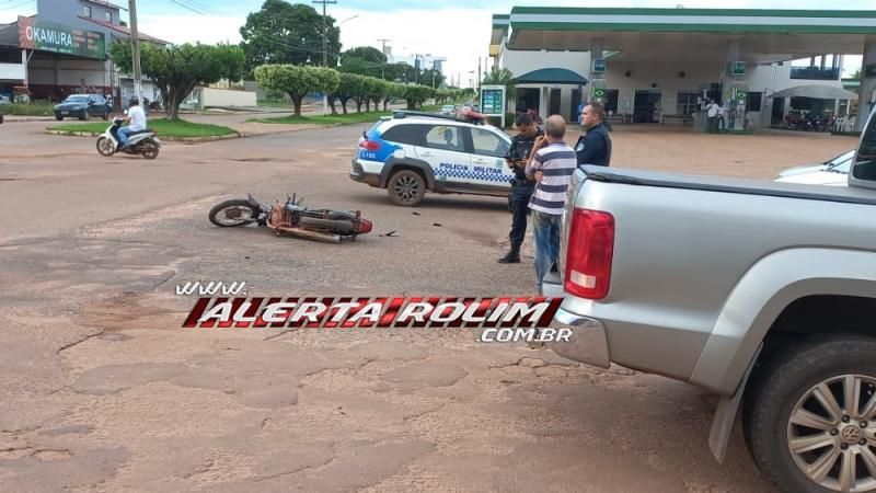 Terceiro acidente do dia envolveu caminhonete e moto e ocorreu no Centro de Rolim de Moura - Vídeo Terceiro acidente do dia envolveu caminhonete e moto e ocorreu no Centro de Rolim de Moura - Vídeo