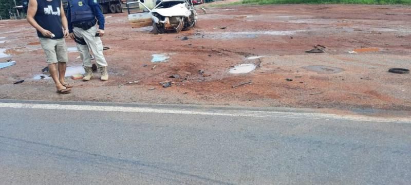 Após desviar de cachorros na rodovia, motorista de caminhão se choca contra carro de passeio entre Pimenta Bueno e Vilhena Após desviar de cachorros na rodovia, motorista de caminhão se choca contra carro de passeio entre Pimenta Bueno e Vilhena