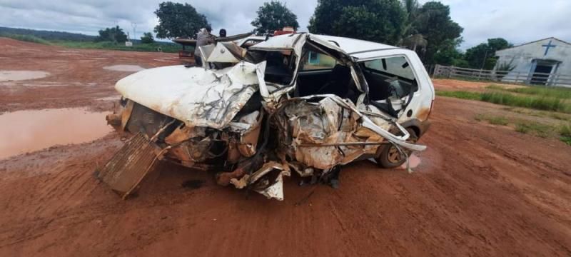 Após desviar de cachorros na rodovia, motorista de caminhão se choca contra carro de passeio entre Pimenta Bueno e Vilhena Após desviar de cachorros na rodovia, motorista de caminhão se choca contra carro de passeio entre Pimenta Bueno e Vilhena