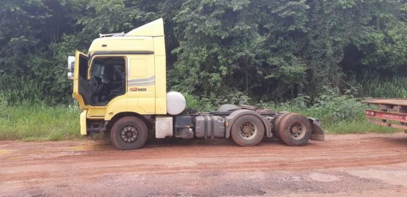 Após desviar de cachorros na rodovia, motorista de caminhão se choca contra carro de passeio entre Pimenta Bueno e Vilhena
