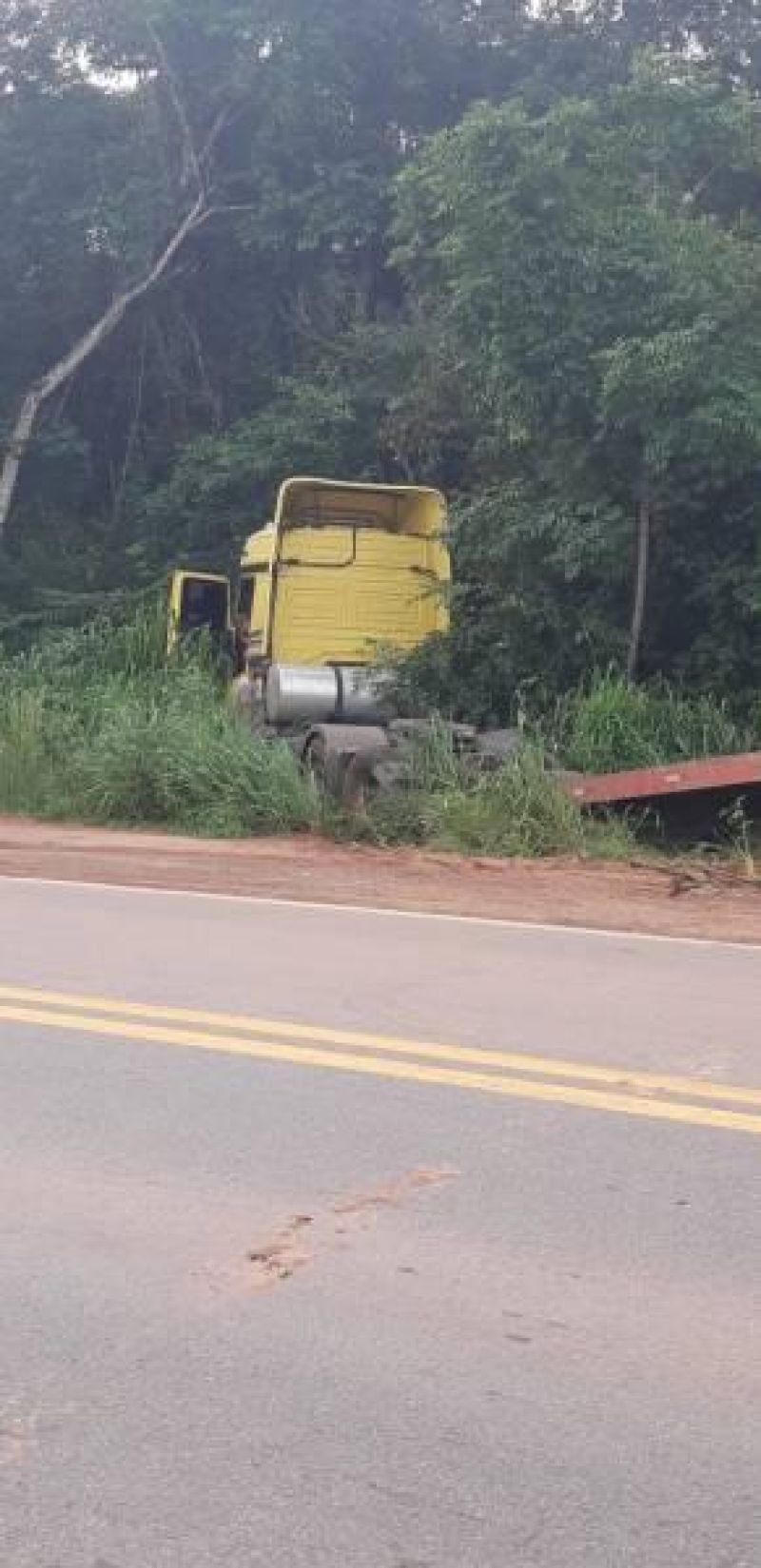 Após desviar de cachorros na rodovia, motorista de caminhão se choca contra carro de passeio entre Pimenta Bueno e Vilhena Após desviar de cachorros na rodovia, motorista de caminhão se choca contra carro de passeio entre Pimenta Bueno e Vilhena