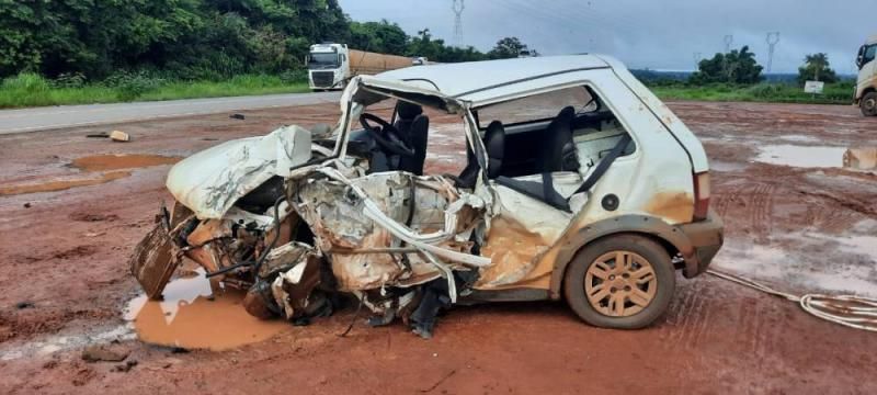 Após desviar de cachorros na rodovia, motorista de caminhão se choca contra carro de passeio entre Pimenta Bueno e Vilhena Após desviar de cachorros na rodovia, motorista de caminhão se choca contra carro de passeio entre Pimenta Bueno e Vilhena