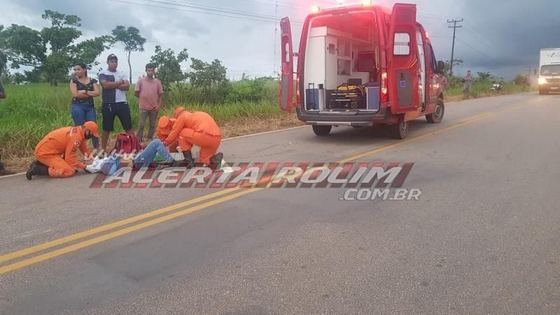 Após retornar para pegar sacola de pão que deixou cair, motociclista é atingido por carro que em seguida capotou na RO-383 em Rolim de Moura - Vídeo Após retornar para pegar sacola de pão que deixou cair, motociclista é atingido por carro que em seguida capotou na RO-383 em Rolim de Moura - Vídeo