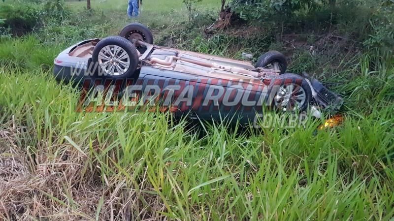 Após retornar para pegar sacola de pão que deixou cair, motociclista é atingido por carro que em seguida capotou na RO-383 em Rolim de Moura - Vídeo Após retornar para pegar sacola de pão que deixou cair, motociclista é atingido por carro que em seguida capotou na RO-383 em Rolim de Moura - Vídeo