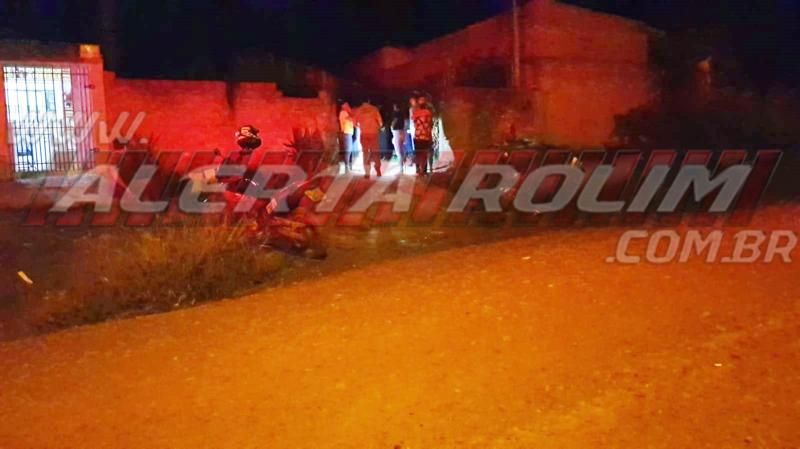 ATUALIZADA - Mulher morta com dois tiros no bairro Centenário em Rolim de Moura foi identificada - Vídeo ATUALIZADA - Mulher morta com dois tiros no bairro Centenário em Rolim de Moura foi identificada - Vídeo