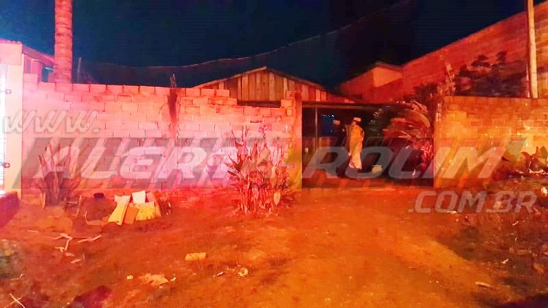 ATUALIZADA - Mulher morta com dois tiros no bairro Centenário em Rolim de Moura foi identificada - Vídeo ATUALIZADA - Mulher morta com dois tiros no bairro Centenário em Rolim de Moura foi identificada - Vídeo