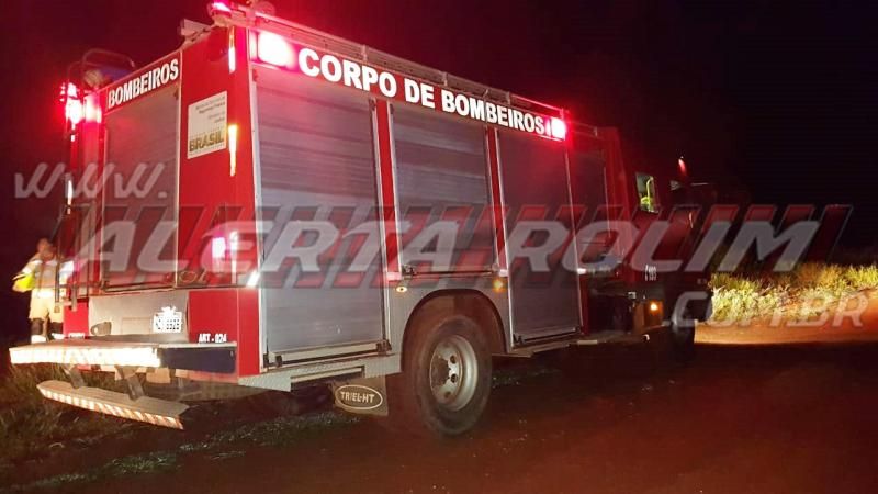 Barraco em madeira foi destruído por incêndio no bairro Centenário em Rolim de Moura Barraco em madeira foi destruído por incêndio no bairro Centenário em Rolim de Moura