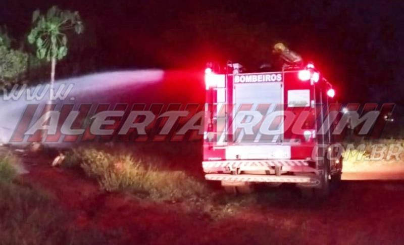 Barraco em madeira foi destruído por incêndio no bairro Centenário em Rolim de Moura Barraco em madeira foi destruído por incêndio no bairro Centenário em Rolim de Moura