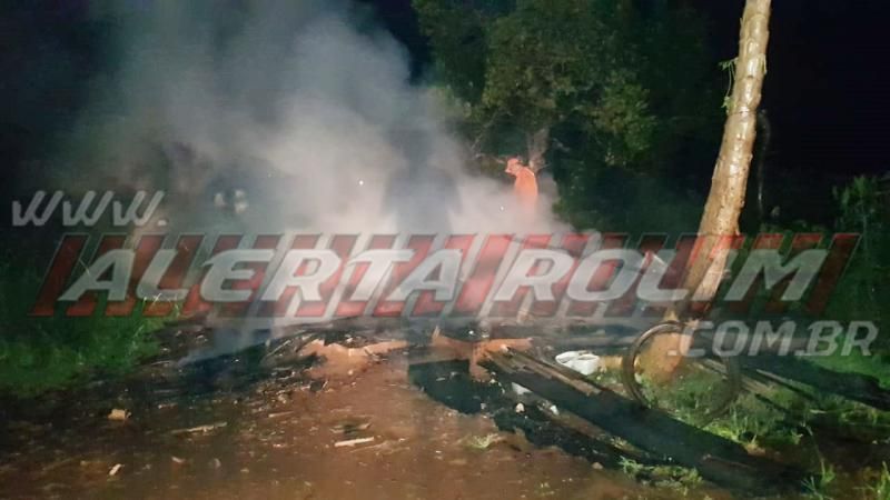 Barraco em madeira foi destruído por incêndio no bairro Centenário em Rolim de Moura Barraco em madeira foi destruído por incêndio no bairro Centenário em Rolim de Moura