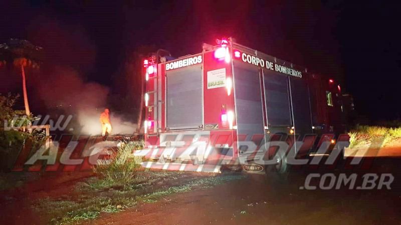 Barraco em madeira foi destruído por incêndio no bairro Centenário em Rolim de Moura Barraco em madeira foi destruído por incêndio no bairro Centenário em Rolim de Moura