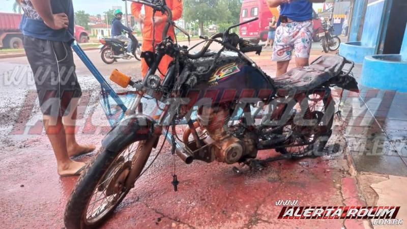 URGENTE - Bombeiros atuam em incêndio em loja de moto peças em Rolim de Moura; assista ao vídeo URGENTE - Bombeiros atuam em incêndio em loja de moto peças em Rolim de Moura; assista ao vídeo