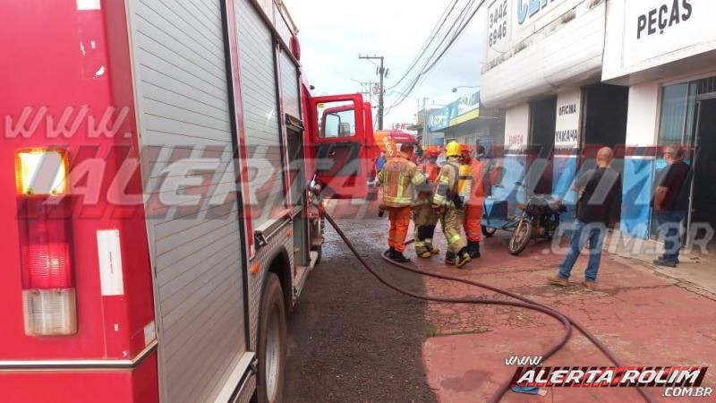 URGENTE - Bombeiros atuam em incêndio em loja de moto peças em Rolim de Moura; assista ao vídeo URGENTE - Bombeiros atuam em incêndio em loja de moto peças em Rolim de Moura; assista ao vídeo