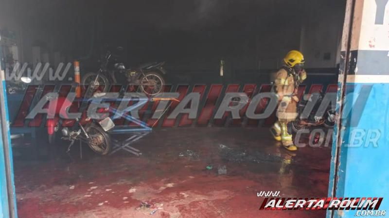 URGENTE - Bombeiros atuam em incêndio em loja de moto peças em Rolim de Moura; assista ao vídeo URGENTE - Bombeiros atuam em incêndio em loja de moto peças em Rolim de Moura; assista ao vídeo