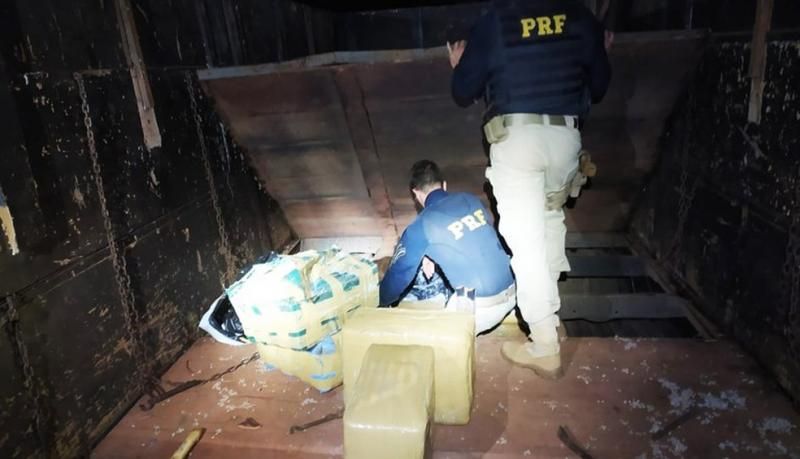 Caminhão que saiu de Rondônia com destino a SP é apreendido no Mato Grosso com mais de 300 kg de cocaína Caminhão que saiu de Rondônia com destino a SP é apreendido no Mato Grosso com mais de 300 kg de cocaína