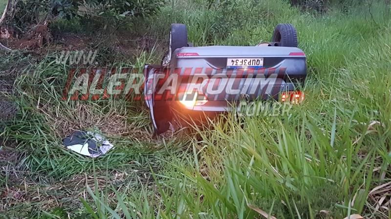 Carro capota em grave acidente de trânsito na RO-383 nesta tarde de terça-feira em Rolim de Moura Carro capota em grave acidente de trânsito na RO-383 nesta tarde de terça-feira em Rolim de Moura