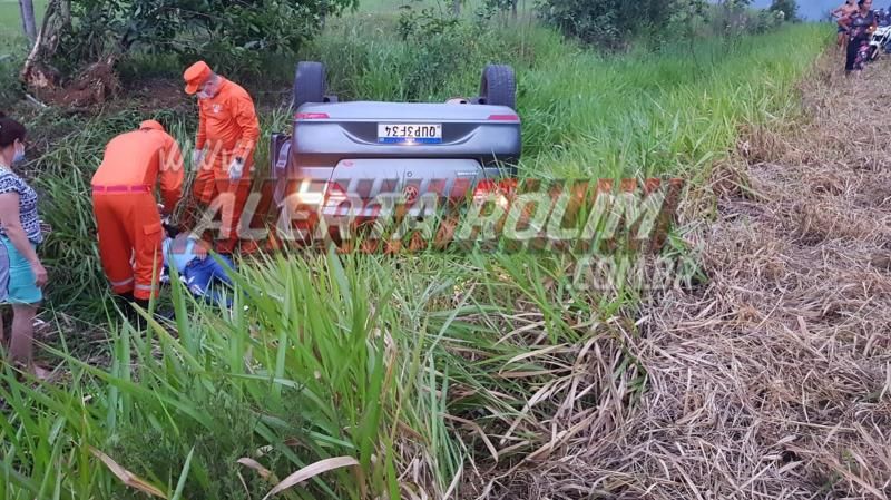 Carro capota em grave acidente de trânsito na RO-383 nesta tarde de terça-feira em Rolim de Moura Carro capota em grave acidente de trânsito na RO-383 nesta tarde de terça-feira em Rolim de Moura