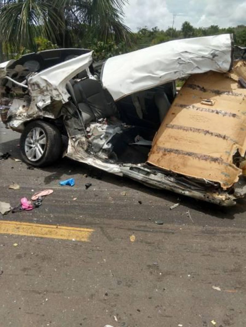 Casal de Chupinguaia morre após batida entre carro e carreta na BR 364 próximo a Vilhena; filhos de 7 e 8 anos sobreviveram à tragédia Casal de Chupinguaia morre após batida entre carro e carreta na BR 364 próximo a Vilhena; filhos de 7 e 8 anos sobreviveram à tragédia