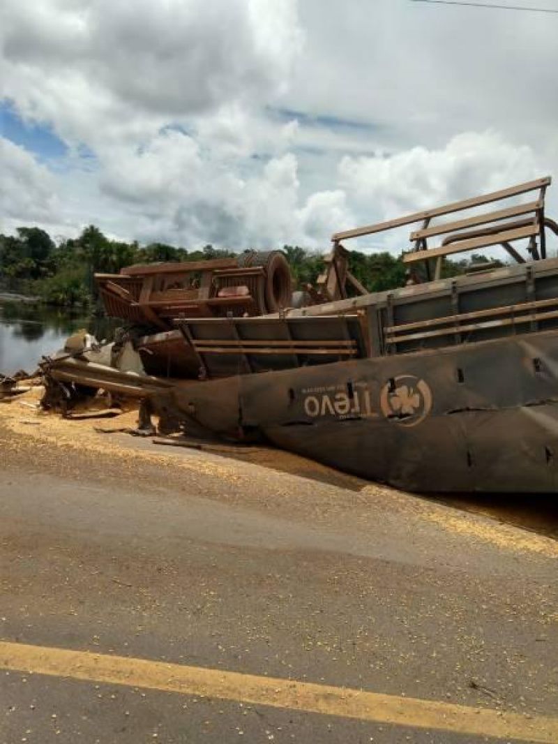Casal de Chupinguaia morre após batida entre carro e carreta na BR 364 próximo a Vilhena; filhos de 7 e 8 anos sobreviveram à tragédia Casal de Chupinguaia morre após batida entre carro e carreta na BR 364 próximo a Vilhena; filhos de 7 e 8 anos sobreviveram à tragédia