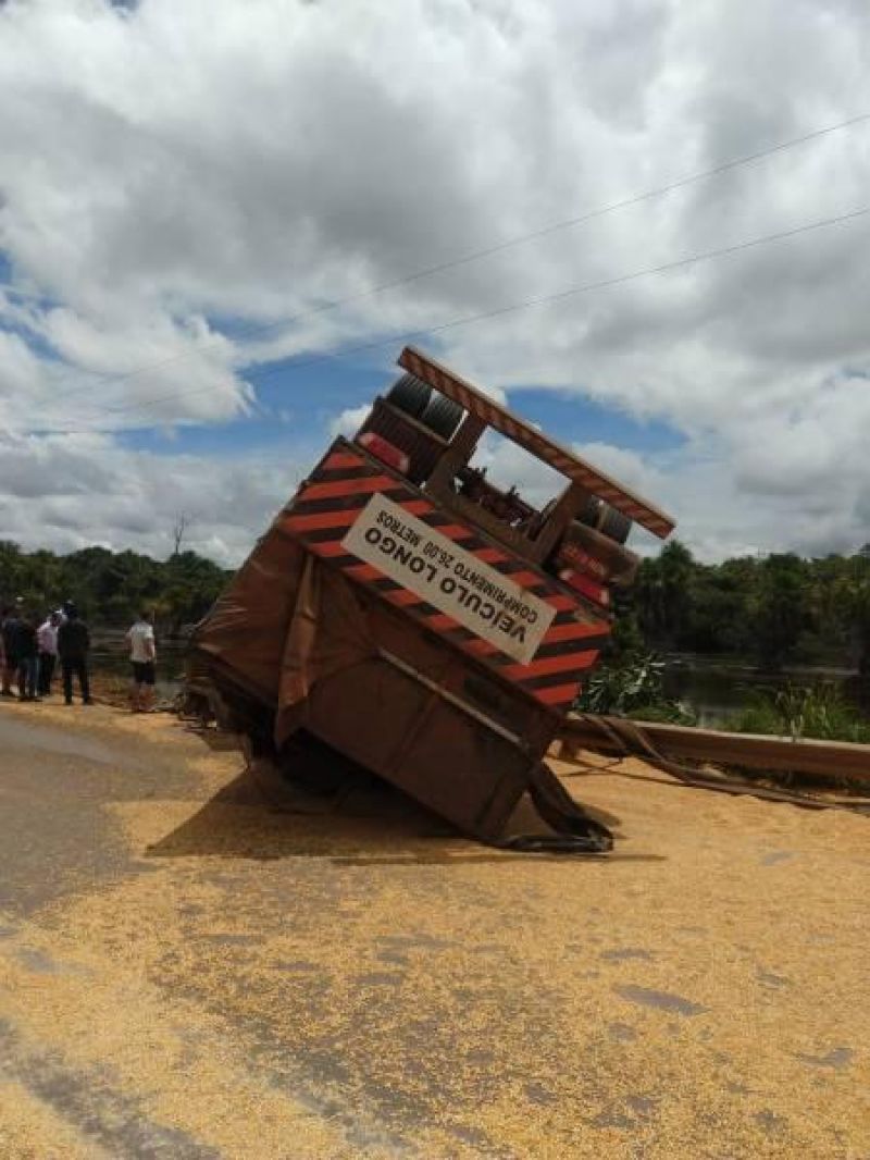Casal de Chupinguaia morre após batida entre carro e carreta na BR 364 próximo a Vilhena; filhos de 7 e 8 anos sobreviveram à tragédia Casal de Chupinguaia morre após batida entre carro e carreta na BR 364 próximo a Vilhena; filhos de 7 e 8 anos sobreviveram à tragédia