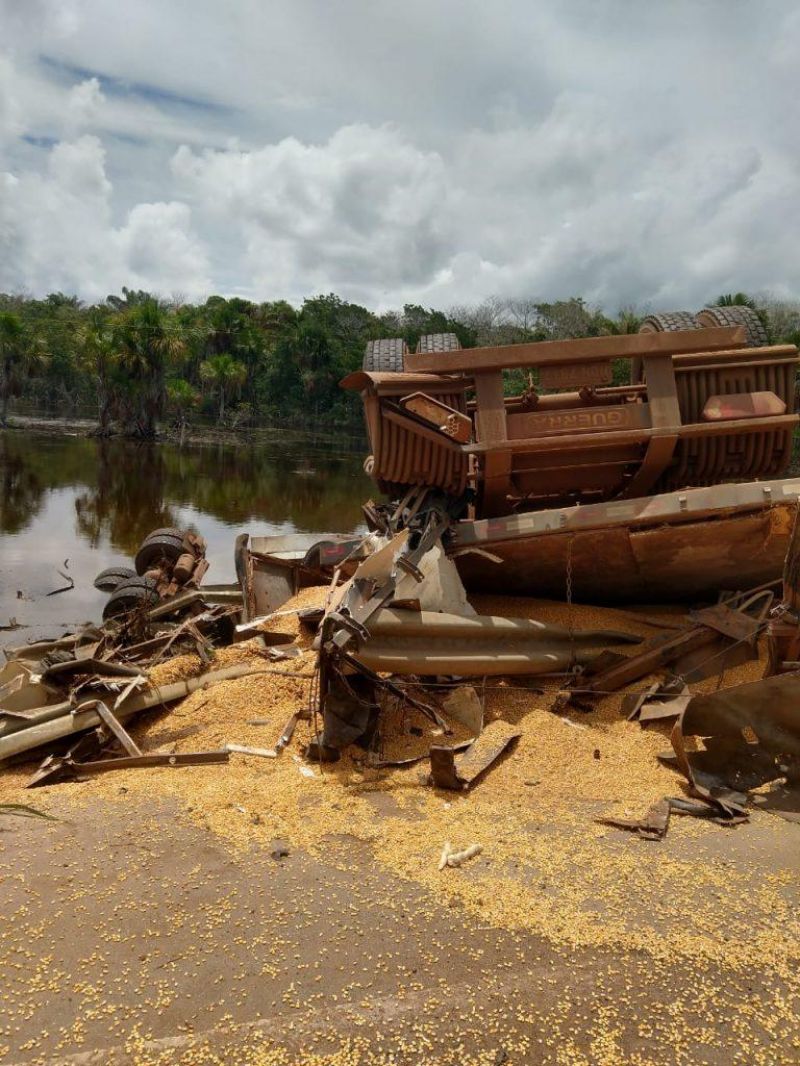 Casal de Chupinguaia morre após batida entre carro e carreta na BR 364 próximo a Vilhena; filhos de 7 e 8 anos sobreviveram à tragédia Casal de Chupinguaia morre após batida entre carro e carreta na BR 364 próximo a Vilhena; filhos de 7 e 8 anos sobreviveram à tragédia