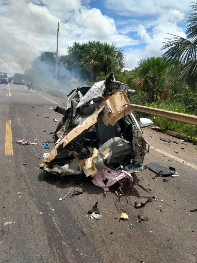Casal de Chupinguaia morre após batida entre carro e carreta na BR 364 próximo a Vilhena; filhos de 7 e 8 anos sobreviveram à tragédia Casal de Chupinguaia morre após batida entre carro e carreta na BR 364 próximo a Vilhena; filhos de 7 e 8 anos sobreviveram à tragédia