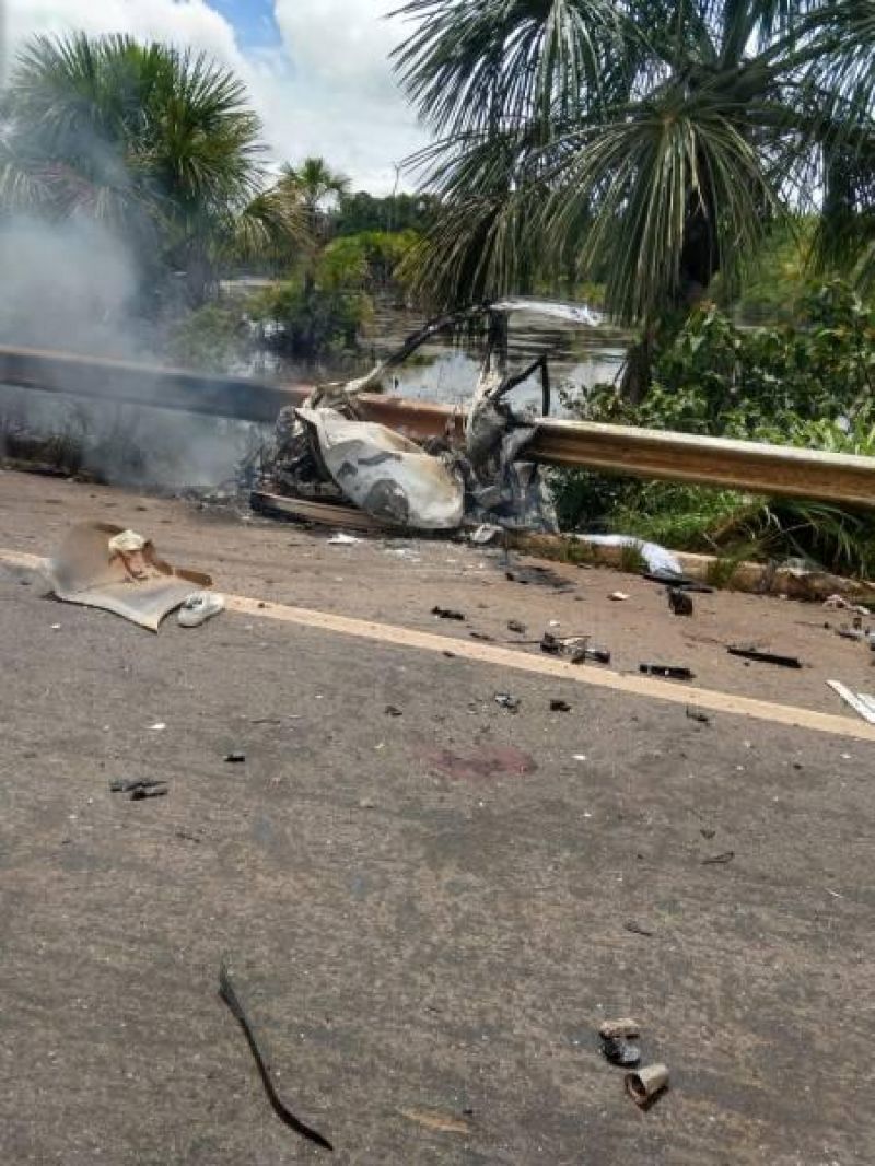 Casal de Chupinguaia morre após batida entre carro e carreta na BR 364 próximo a Vilhena; filhos de 7 e 8 anos sobreviveram à tragédia Casal de Chupinguaia morre após batida entre carro e carreta na BR 364 próximo a Vilhena; filhos de 7 e 8 anos sobreviveram à tragédia