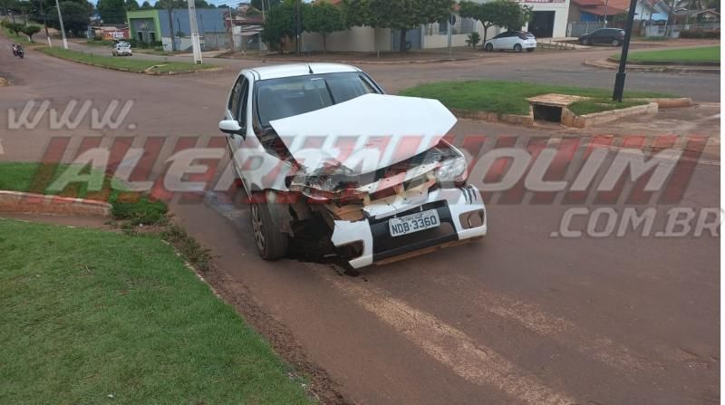 Colisão entre dois carros foi registrada nesta manhã de sábado em Rolim de Moura - Vídeo Colisão entre dois carros foi registrada nesta manhã de sábado em Rolim de Moura - Vídeo