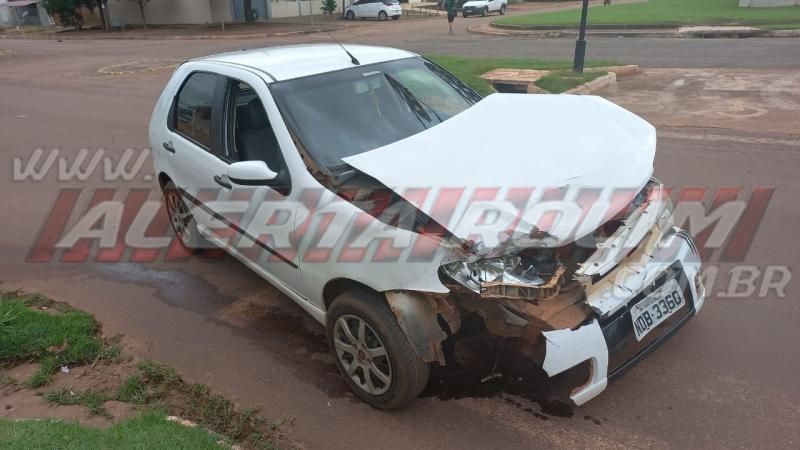 Colisão entre dois carros foi registrada nesta manhã de sábado em Rolim de Moura - Vídeo Colisão entre dois carros foi registrada nesta manhã de sábado em Rolim de Moura - Vídeo