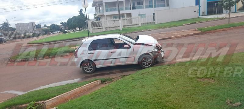 Colisão entre dois carros foi registrada nesta manhã de sábado em Rolim de Moura - Vídeo Colisão entre dois carros foi registrada nesta manhã de sábado em Rolim de Moura - Vídeo