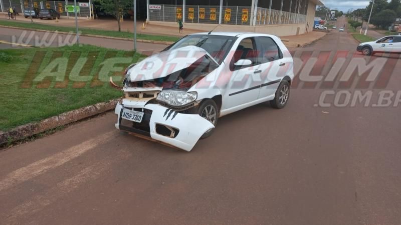 Colisão entre dois carros foi registrada nesta manhã de sábado em Rolim de Moura - Vídeo Colisão entre dois carros foi registrada nesta manhã de sábado em Rolim de Moura - Vídeo