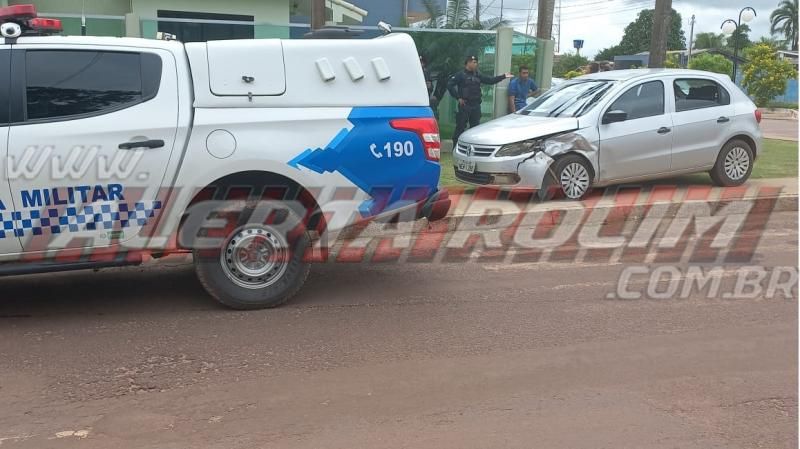 Colisão entre dois carros foi registrada nesta manhã de sábado em Rolim de Moura - Vídeo Colisão entre dois carros foi registrada nesta manhã de sábado em Rolim de Moura - Vídeo