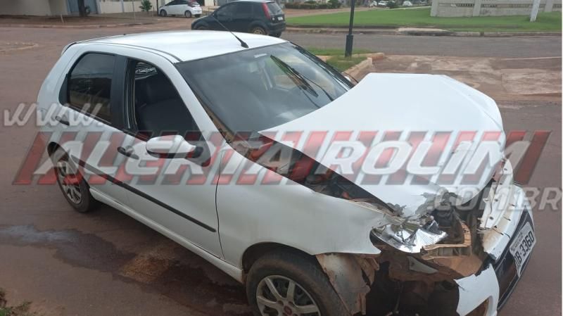 Colisão entre dois carros foi registrada nesta manhã de sábado em Rolim de Moura - Vídeo Colisão entre dois carros foi registrada nesta manhã de sábado em Rolim de Moura - Vídeo