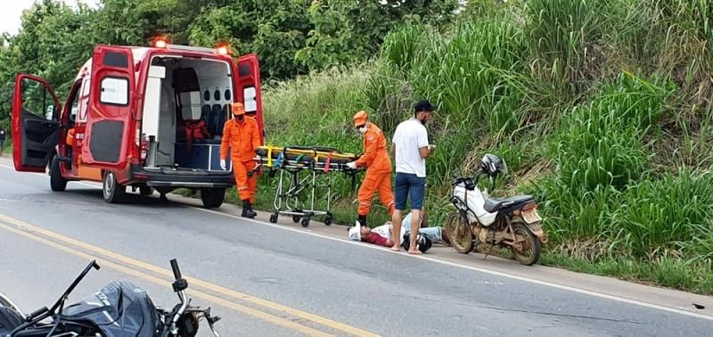 Colisão entre duas motocicletas deixa dois mortos e um em estado grave nesta manhã de sábado na BR-364 em RO Colisão entre duas motocicletas deixa dois mortos e um em estado grave nesta manhã de sábado na BR-364 em RO