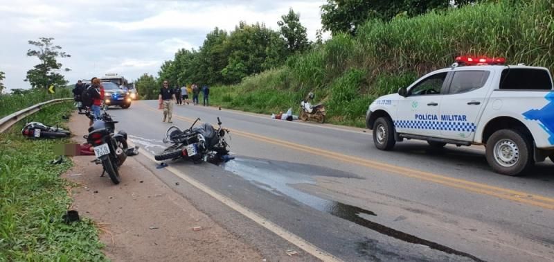 Colisão entre duas motocicletas deixa dois mortos e um em estado grave nesta manhã de sábado na BR-364 em RO Colisão entre duas motocicletas deixa dois mortos e um em estado grave nesta manhã de sábado na BR-364 em RO